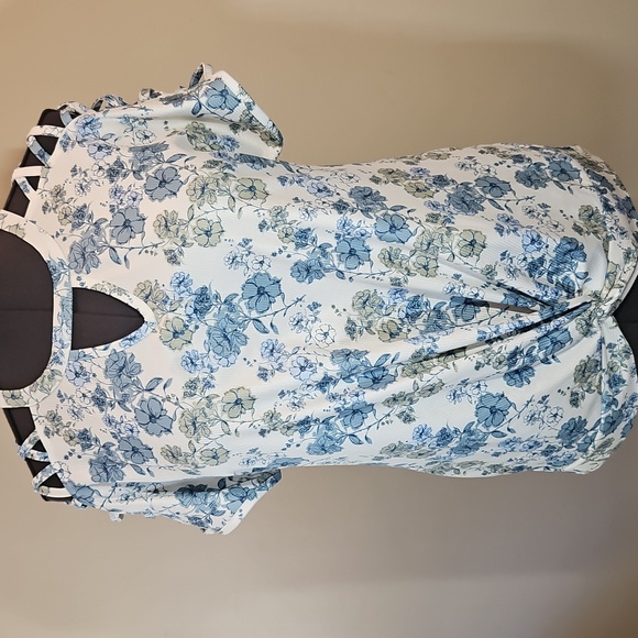 Cato Womens Medium Blouse Peekaboo V-Neck with Blue & White Floral Design - Picture 1 of 10